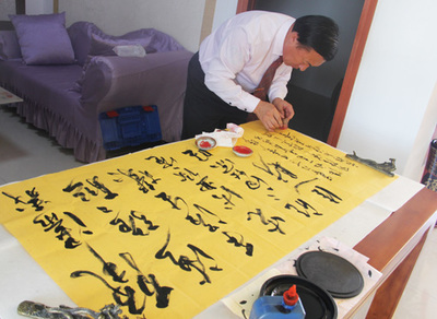 书法家季鸿雁为南通义海新能源现场题字祝贺
