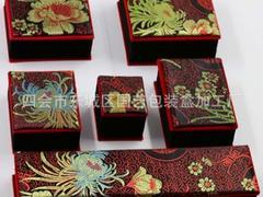 高档玉器珠宝首饰包装盒厂家直销仿古书法锦缎植绒布手镯盒批发图片|高档玉器珠宝首饰包装盒厂家直销仿古书法锦缎植绒布手镯盒批发产品图片由四会市东城区 包装盒加工厂公司生产提供-